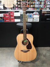 Charger l'image dans la galerie, Yamaha FG800E Guitare électrique acoustique en épicéa avec finition brillante et écrou et selle améliorés - Occasion