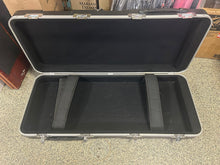Charger l'image dans la galerie, Gator Cases Molded 61-Note Keyboard Case with Wheels - PRE OWNED
