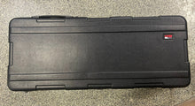 Charger l'image dans la galerie, Gator Cases Molded 61-Note Keyboard Case with Wheels - PRE OWNED
