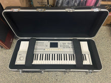 Charger l'image dans la galerie, Gator Cases Molded 61-Note Keyboard Case with Wheels - PRE OWNED
