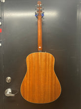 Charger l'image dans la galerie, Seagull 038916 S6 Mahogany Deluxe Acoustic Electric Guitar - Made In Canada - Pre Owned
