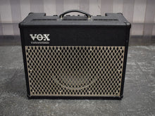 Charger l'image dans la galerie, Vox Valvetronix AD50VT Amplificateur de guitare hybride 50 watts 1x12 - d'occasion
