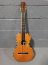 Charger l'image dans la galerie, Lyon &amp; Healy American Conservatory Parlour Guitare Acoustique Naturelle d'occasion
