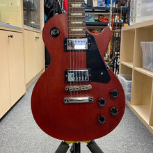 Charger l'image dans la galerie, Gibson Les Paul Studio Faded Worn Cherry avec étui rigide - Pre Owned 
